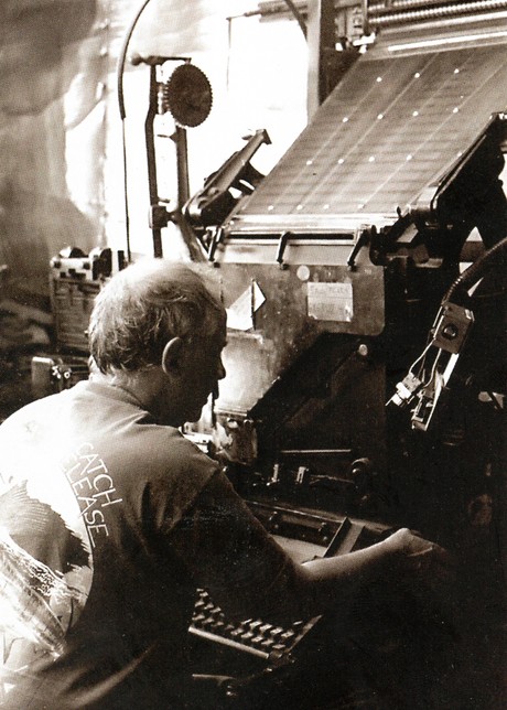 Jean-Jacques Cellier et sa Linotype, photographie de Marielle Giraud, 1995
